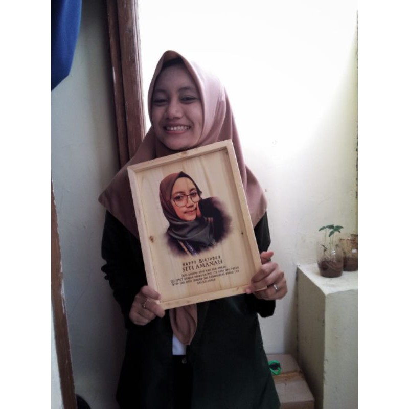 

Kado tni/kado polisi/kado polri/kado unik/kado nikah/kado kawin/kado ultah SKETSA LUKIS BINGKAI