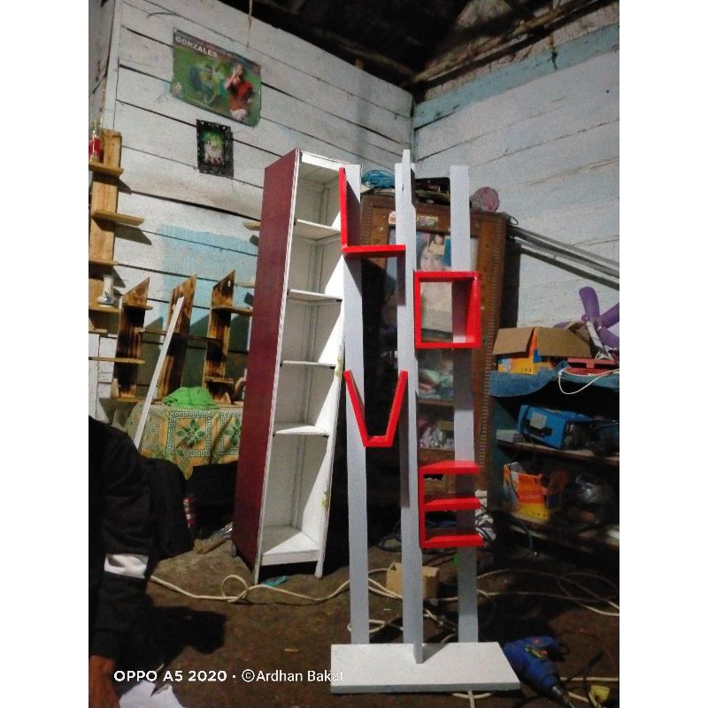 rak bunga LOVE minimalis