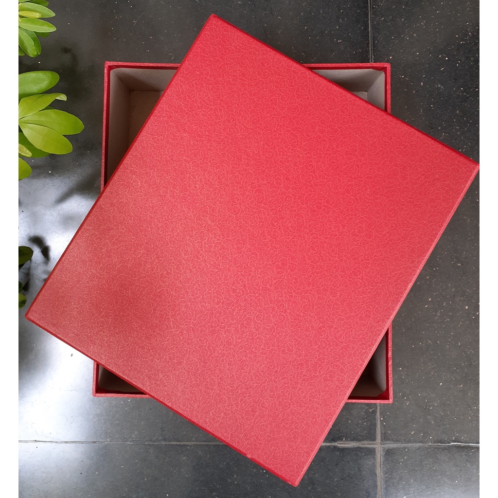 

Box hardboard lapis fancypaper ukuran 35x30xtinggi 10 cm dengan defect di bagian dalam