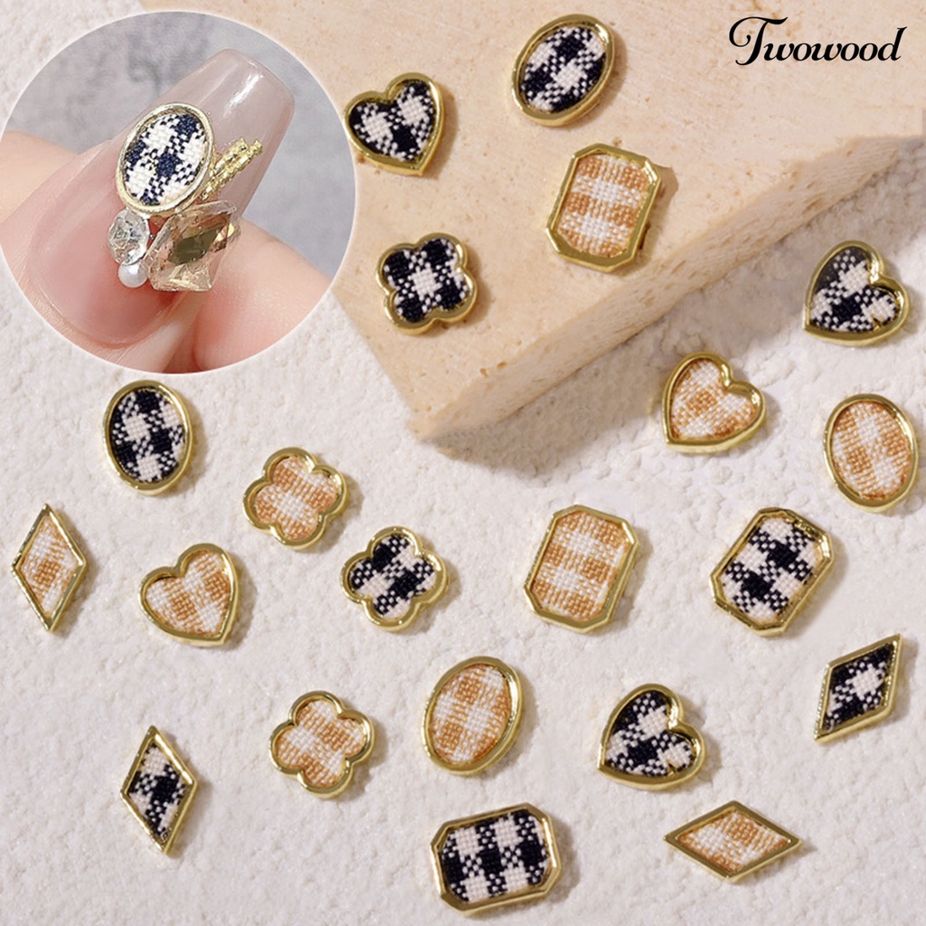 10pcs / Set Ornamen Kuku Bentuk Hati Kotak-Kotak Tahan Lama Untuk Wanita