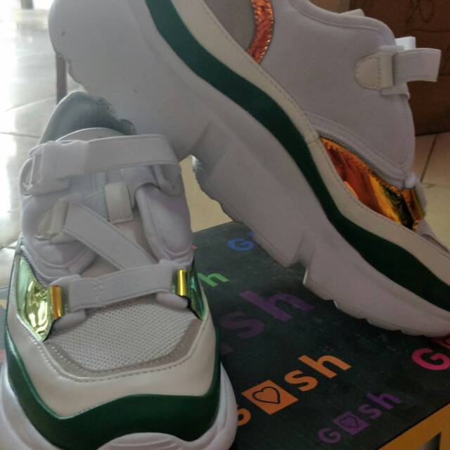 Sepatu gosh wanita