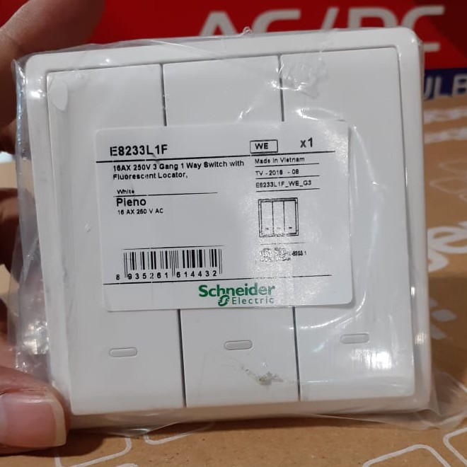 Schneider Pieno Saklar Triple Putih / Silver