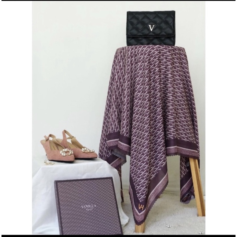 Signature Vanilla Hijab Monogram Kind Maroon