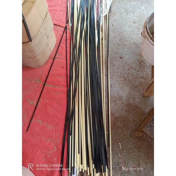 Lis binding gitar akustik