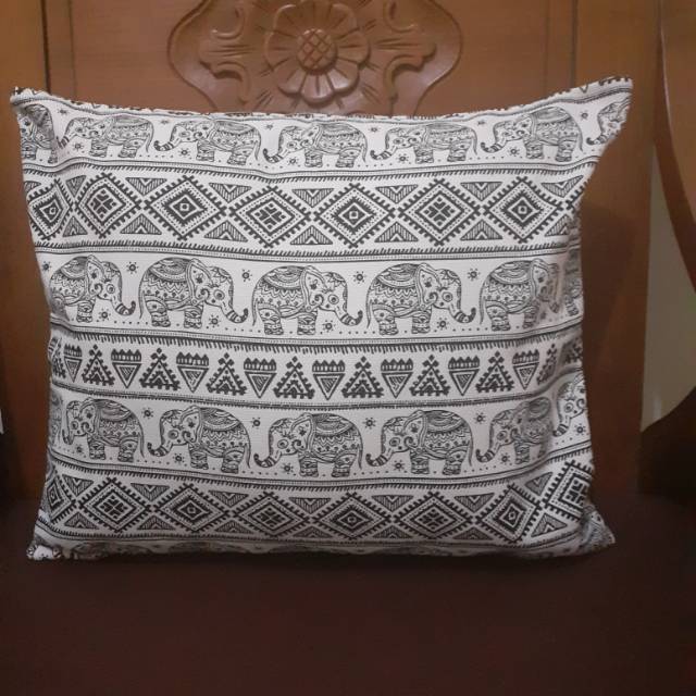 Bantal sofa kanvas 40x40 motif gajah thailand hitam