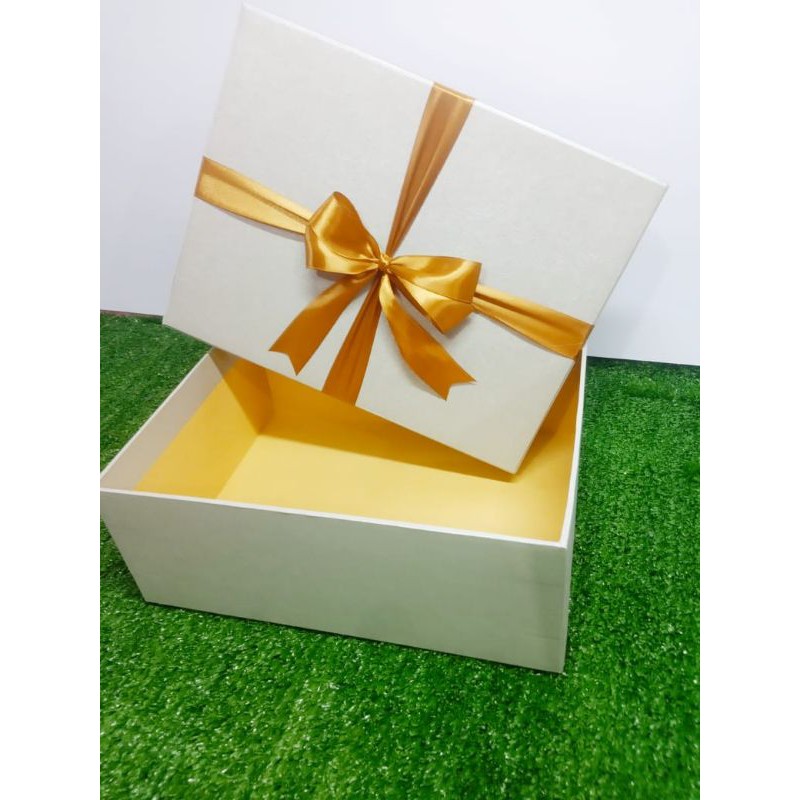 

RB kotak kado 40x30x18/ berpita