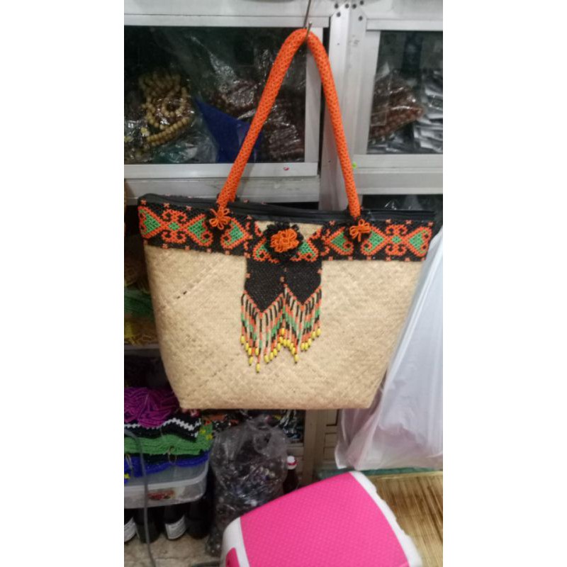 Tas rotan manik kalimantan