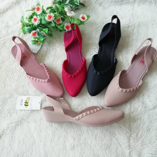 Sepatu Kerja Wedges Jelly Shoes Wanita Motif Duri Merk Random (Balance/Bee)