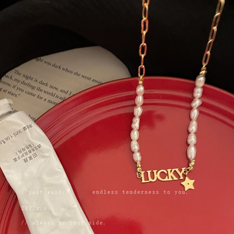 Kalung choker Rantai Klavikula Desain Tulisan lucky Aksen Mutiara Untuk Wanita