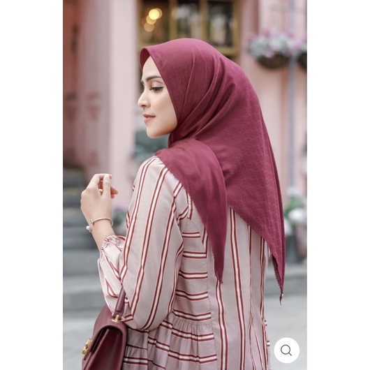 Buttonscarves Everyday Tapis Embossed - Ruby