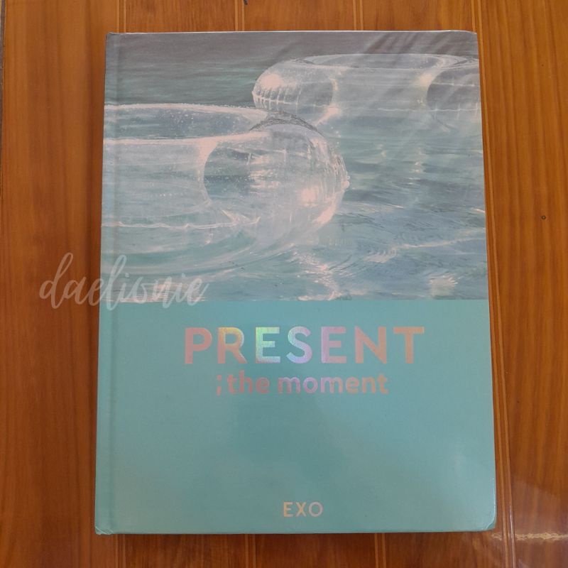 EXO PRESENT: THE MOMENT PHOTOBOOK biru // Rihlah ibnu bathutah terjemahan