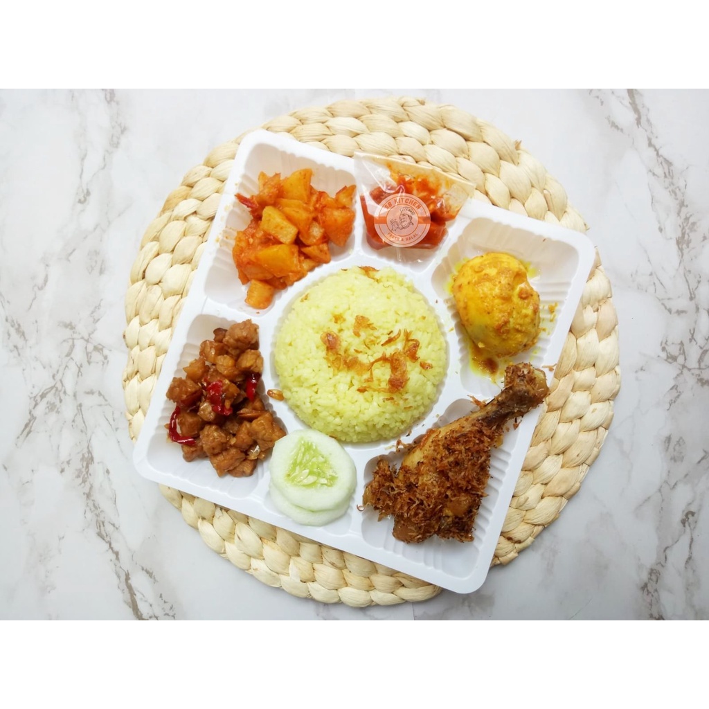 

PAKET NASI KUNING KOTAK AYAM SERUNDENG LEZAT DAN HALAL