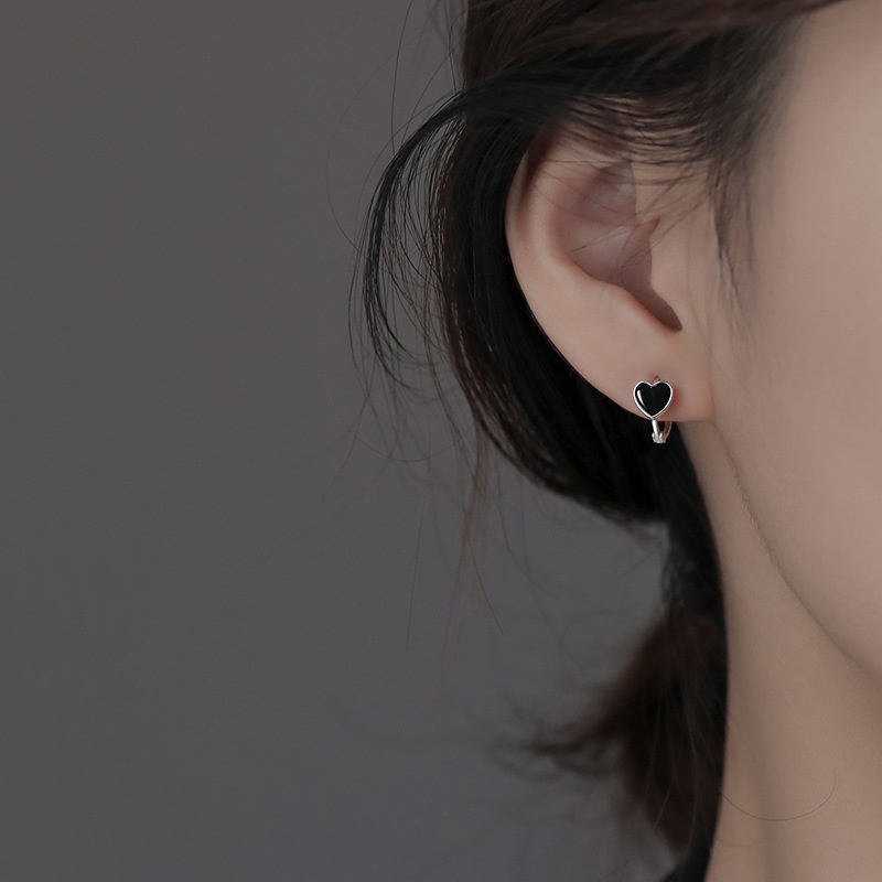 Anting Bentuk Hati Warna Hitam Gaya Retro Korea Untuk Aksesoris