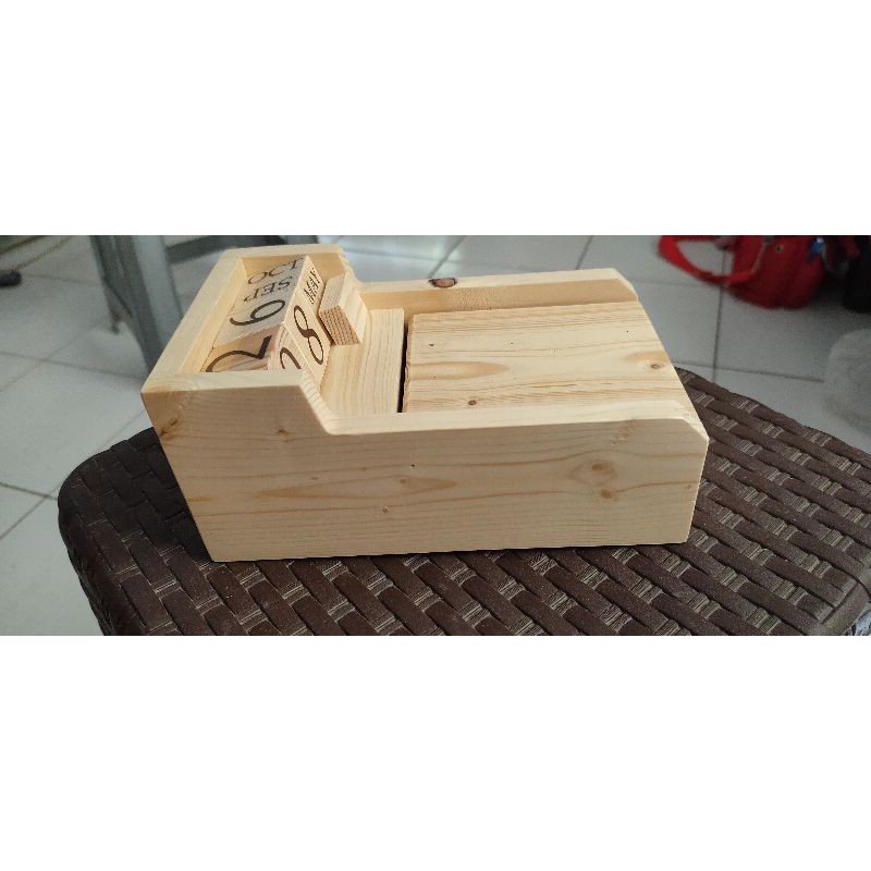 

Kalender kayu tempat serbaguna
