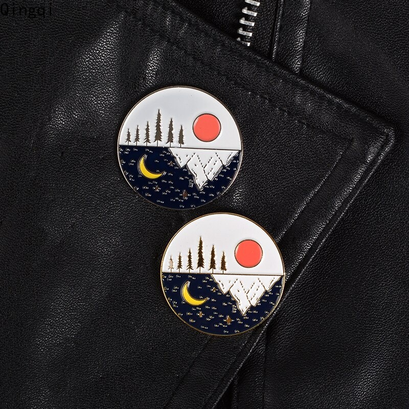 Bros Pin Enamel Bentuk Bulat Motif Gunung Matahari Bulan Bintang Hutan Alam Untuk Hadiah Berkemah Mendaki Luar Ruangan