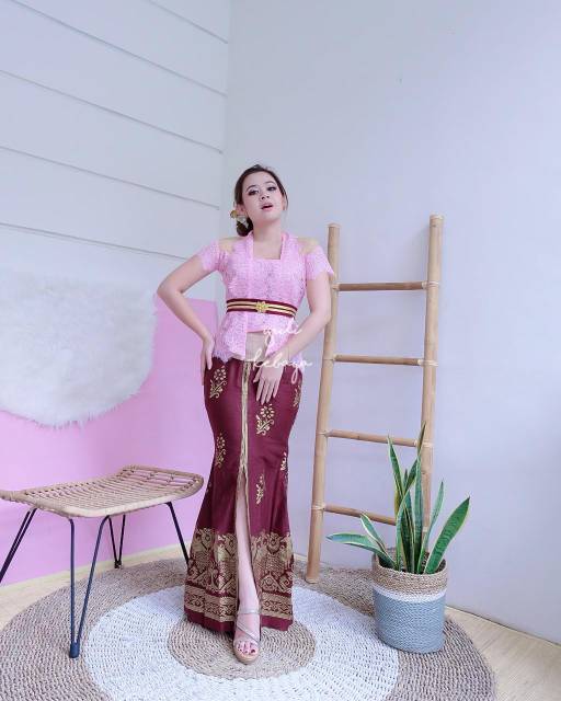 Set Kebaya Modifikasi Wisuda dengan Rok Duyung