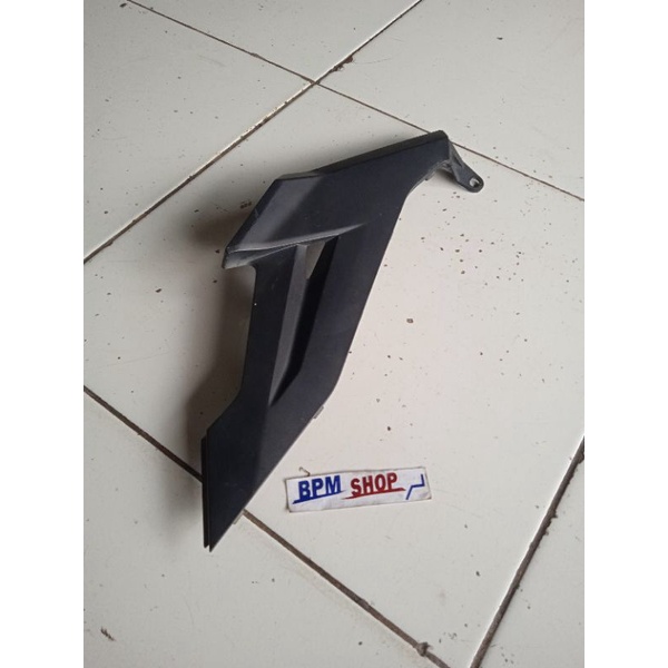 cover sambungan body tengah kiri Yamaha Jupiter MX King 150 bekas original