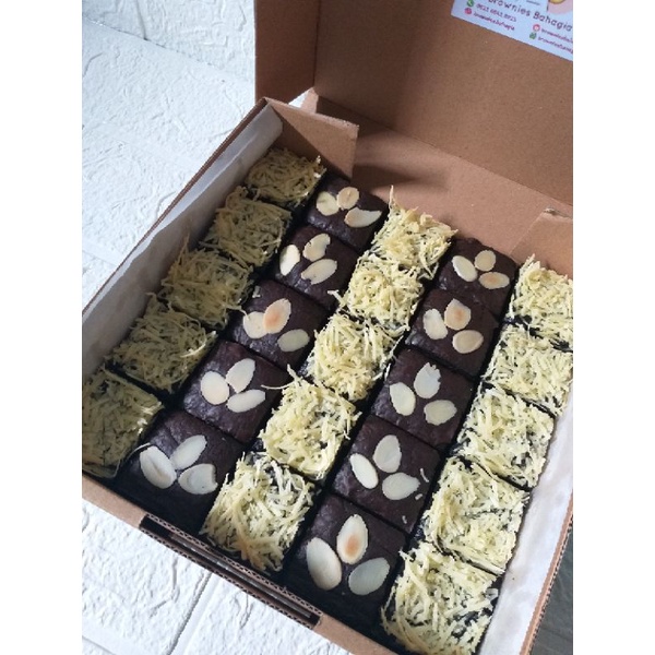 Brownies Fudgy Sekat Toping Keju &amp; Almond (25 potong)