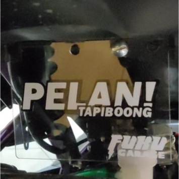 Stiker Motor Racing PELAN! TAPI BOONG Variasi Motor,Helm Viral Cutting Tulisan Keren Untuk Motor Bea