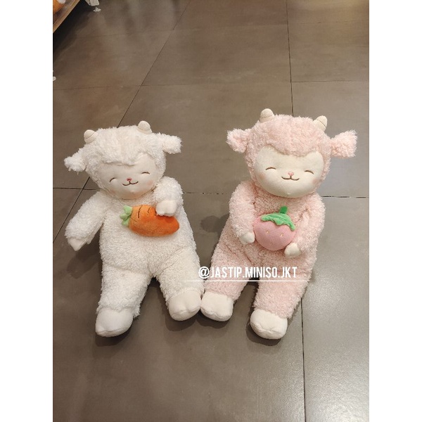 MINISO 🆕 Boneka Domba LAZY SHEEP dengan WORTEL / STRAWBERRY (size 34cm)