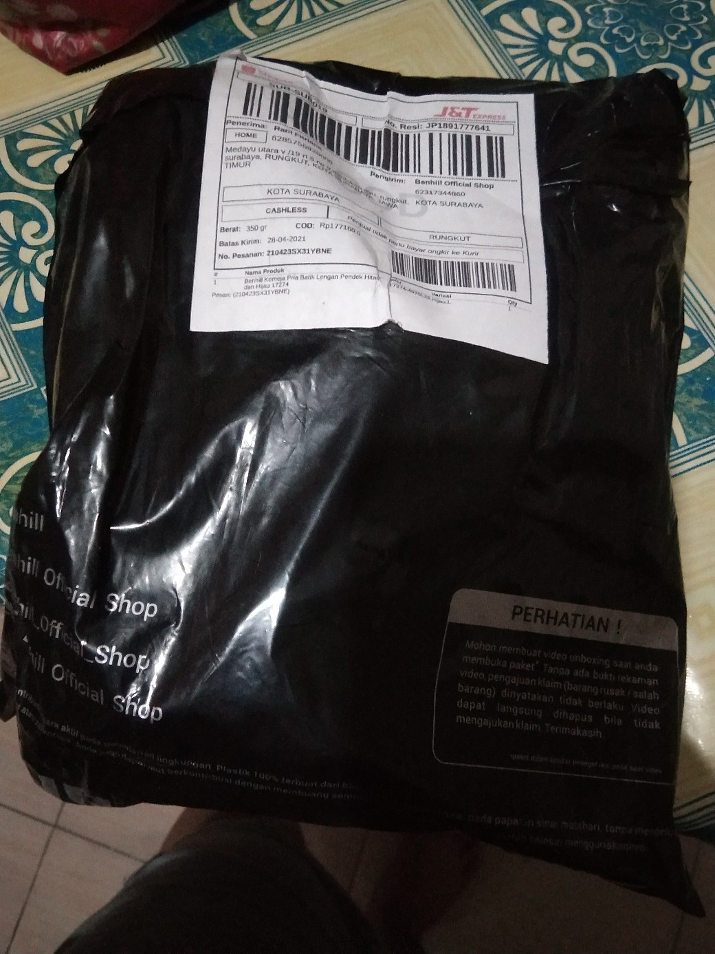 Benhill Kemeja Pria Batik Sutra Dobby Lengan Pendek Hitam Dan Hijau Motif 17274-25056