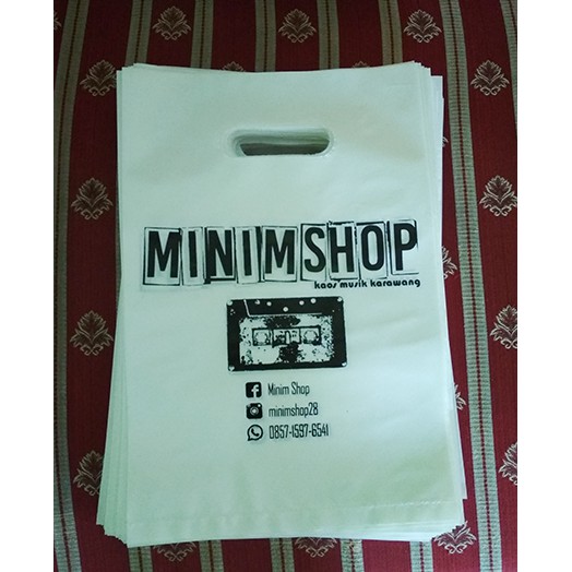 

Plastik Sablon murah Plong 25x35 Shoppingbag Free desain sablon plastik murah per pack