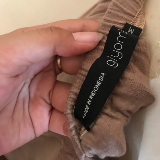 Rok giyomi warna cream.