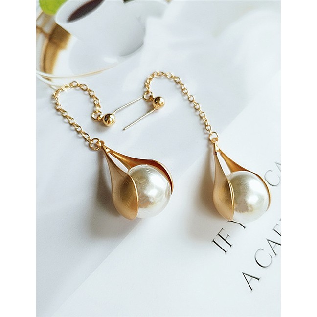 LRC Anting Tusuk Fashion White Pearl Beaded Earrings D64453