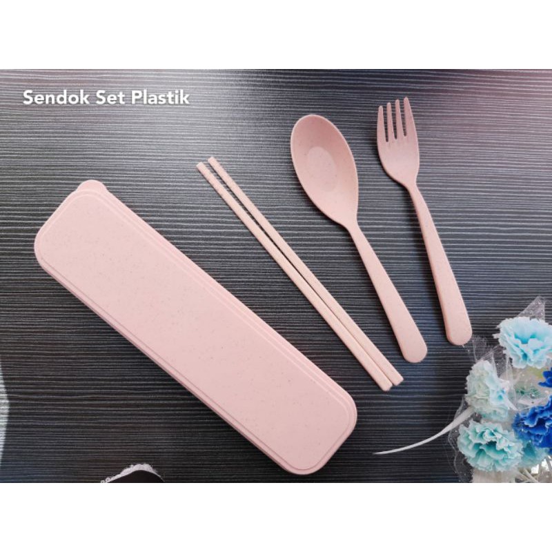 alat makan plastik 1 set