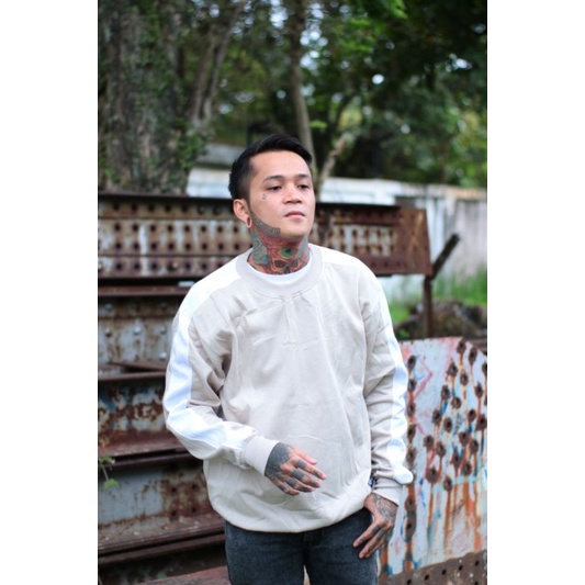 Sweater Crewneck Kombinasi Crem List Putih Sweater Polos Pria Wanita