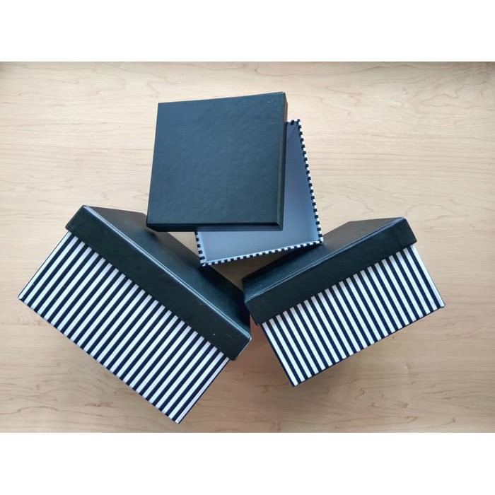 

Kotak Kado / Kotak Hadiah / Gift Box Jumbo C / Garis Hitam