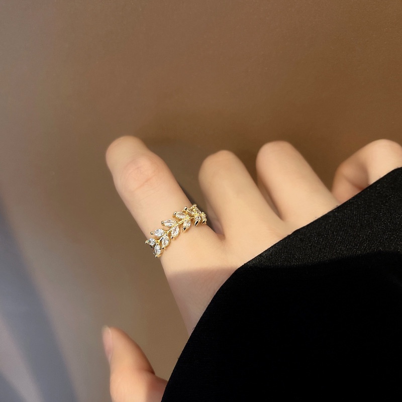 Cincin Model Terbuka Adjustable Desain Daun Bahan Zirkon Warna Emas Untuk Wanita