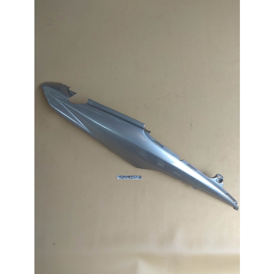cover body coverbody belakang kanan suzuki spin 125 silver  ori
