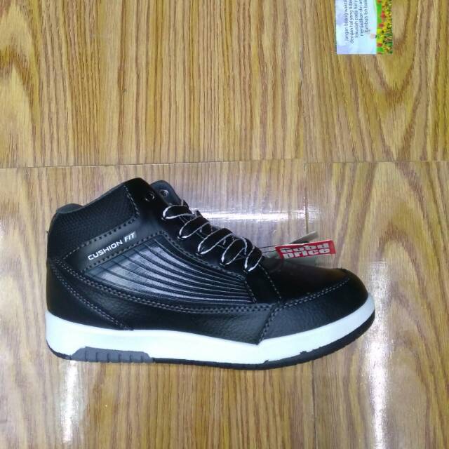 Sepatu sekolah hitam aerostreet.