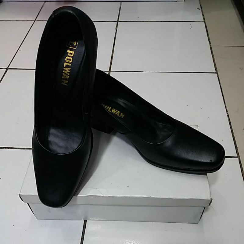 Sepatu Polwan