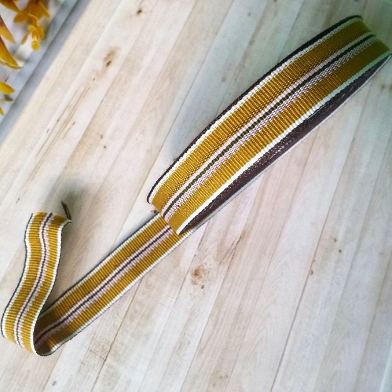 

harg per rol/gulung isi 15 meter pita salur lis pelangi lebar 2cm.