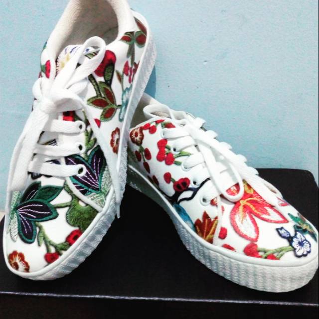 Sepatu sneaker  totaly motif bunga-bunga