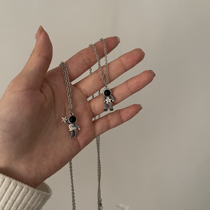 Kalung Liontin Astronot Bahan Titanium Steel Gaya Korea Untuk Wanita