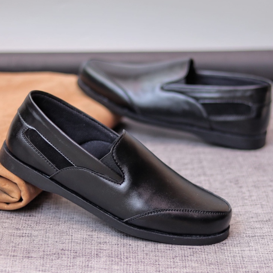 MOLK Sepatu Kasual Slip On Pria Hitam Semi Formal Kulit Pu Sepatu Kerja Kantor Kuliah Simple Murah