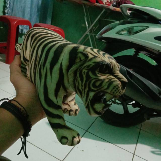 Patung miniatur harimau