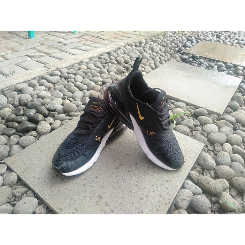 sepatu nike 270 original,bekas di pakai,tapi masih nagus,karna jarang di pakai,size 41
