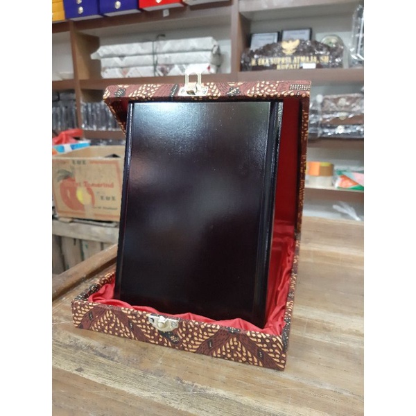

pelakat kayu jati dan box batik