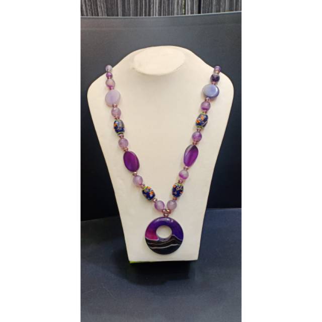 Kalung batu khas Kalimantan dengan manik