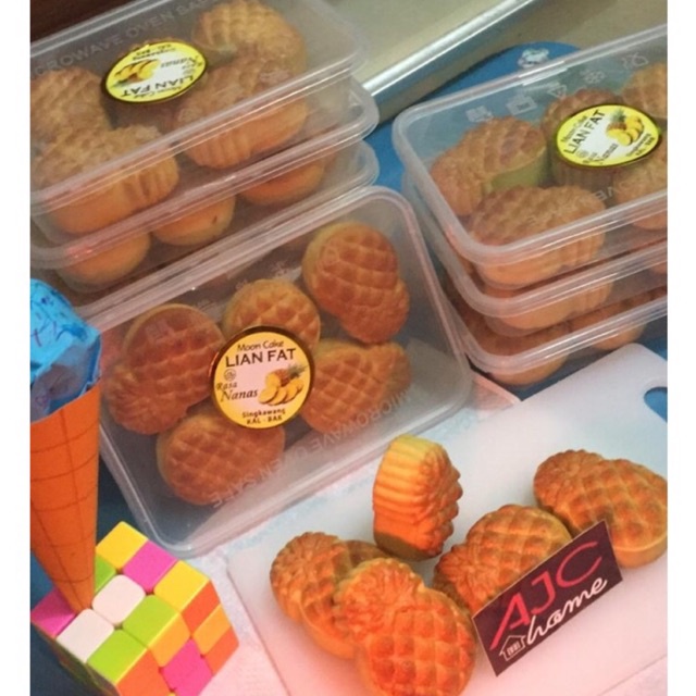 

MOON CAKE LIAN FAT NANAS PREMIUM / MOONCAKE LIAN FAT NANAS PREMIUM / KUE BULAN LIAN FAT NANAS PREMIUM SINGKAWANG KALIMANTAN