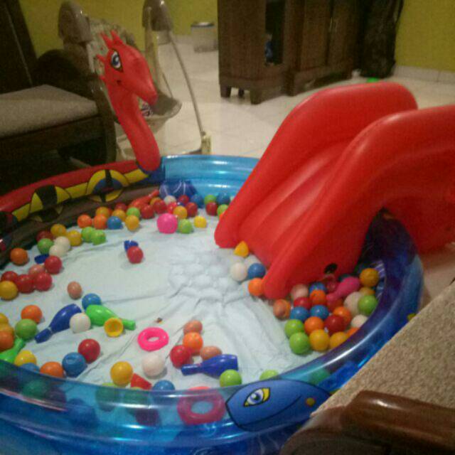 Kolam renang anak air mancur