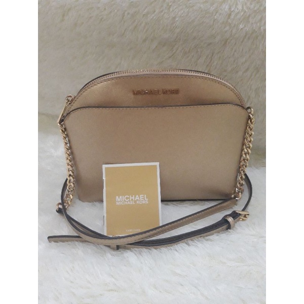 MK EMMY DOME CROSSBODY PALE GOLD