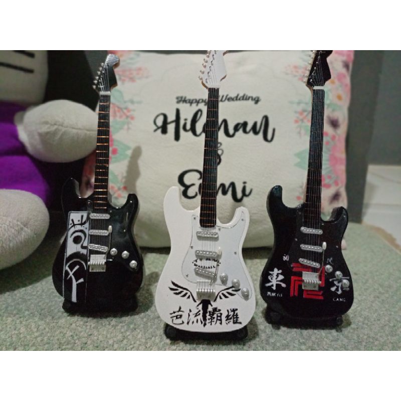 pajangan Miniatur Guitar Kayu Anime TokyoRevengers Valhalla Bonten Toman  / hiasan / dekorasi rumah /  murah / pajangan kamar tidur