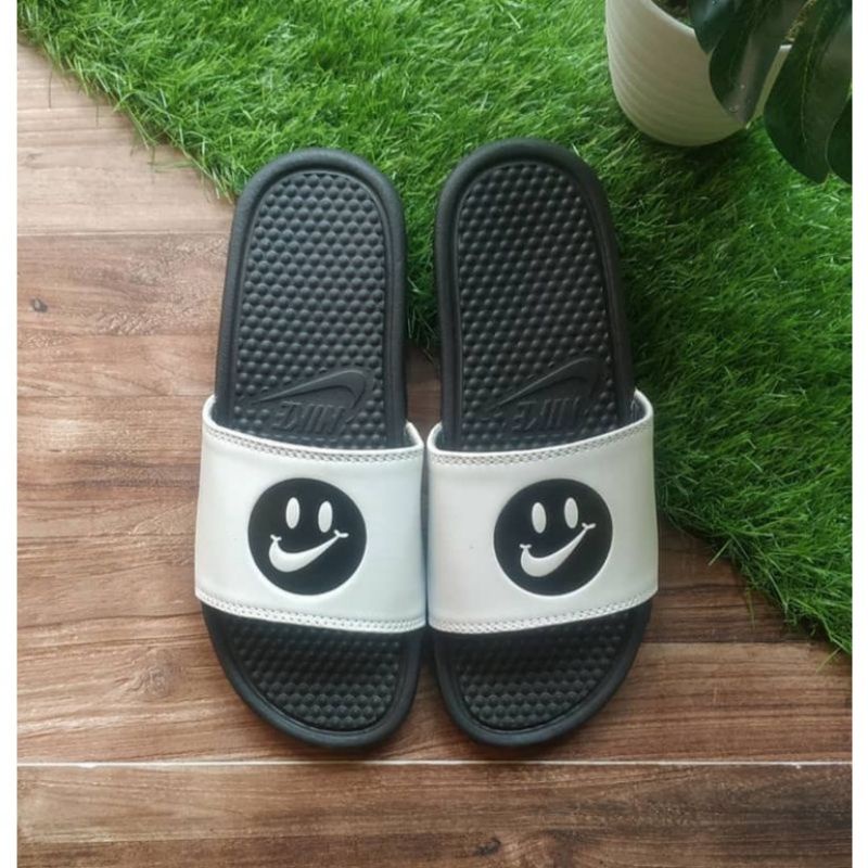 Sandal Nike Smile Sandal Slop Pria Wanita Sandal Nike Benassi Sandal Nike Unisex Sandal Slop