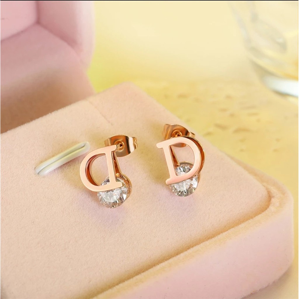 Anting Tusuk Titanium Huruf &quot; D &quot; Zirkon Artifisial Untuk Wanita Fashion Tersedia Rosegold dan Gold