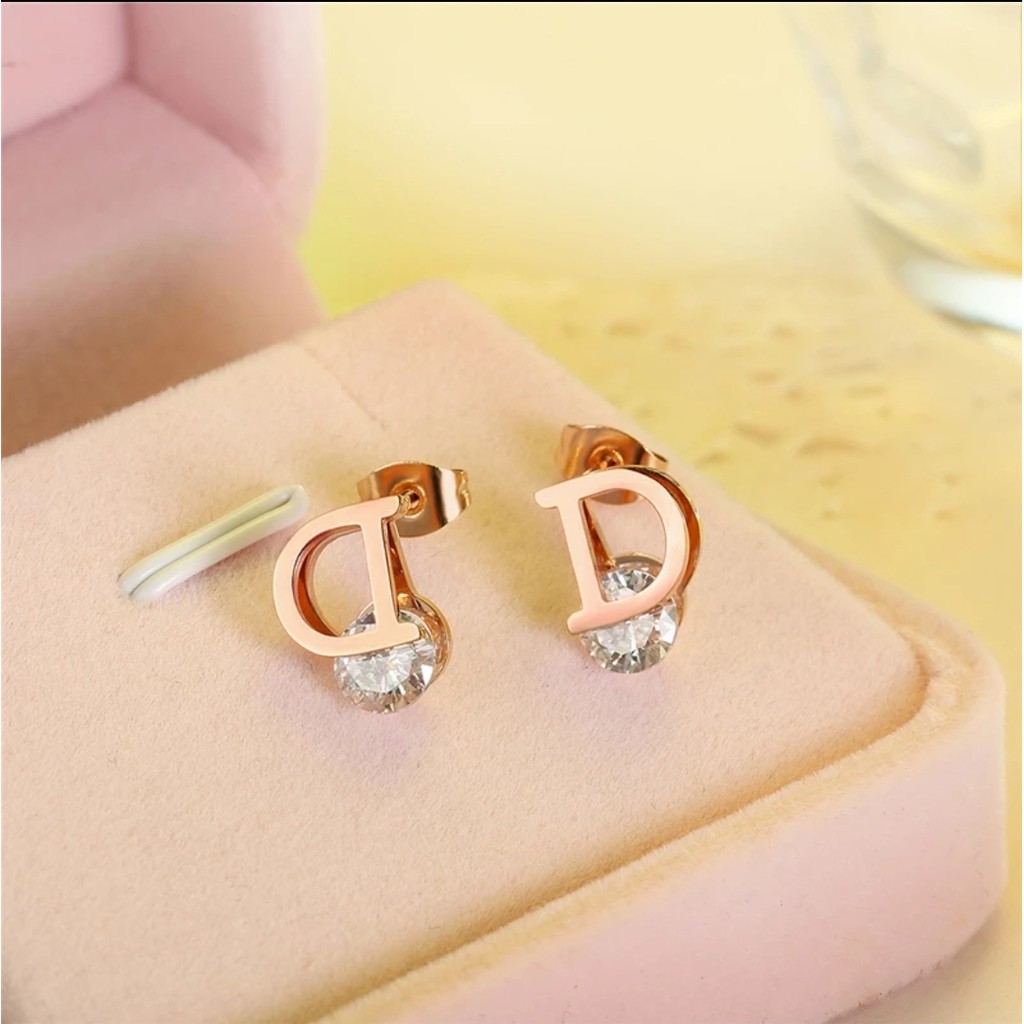 Anting Tusuk Titanium Huruf &quot; D &quot; Zirkon Artifisial Untuk Wanita Fashion Tersedia Rosegold dan Gold